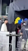 巴特勒这造型可以啊带了个头巾来看演唱会
